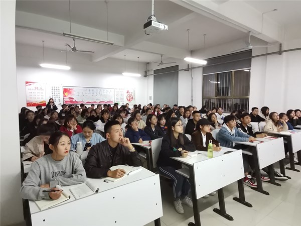 第一支部书记讲党课2.jpg 第一支部书记讲党课2.jpg