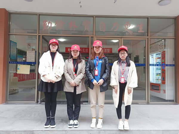 党员检查女生宿舍2.jpg
