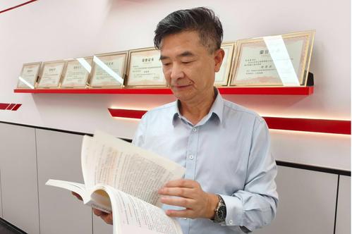 李中华.jpg 李中华.jpg